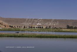 Image du Maroc Professionnelle de  Le barrage Oued El Makhazine, conçu pour le développement et  l'irrigation du périmètre du Loukkos. Ainsi les champs situés dans le triangle Ksar El Kébir, Larache, Moulay Bouselham profitent de cette infrastructure. Cette importante réalisation située sur El Oued Loukkos sert à la régularisation inter annuelle des débits tout en formant une protection contre les crues, au Jeudi 1er Septembre 2005 à cette datte le barrage dispose 309 Million de M3. (Photo / Abdeljalil Bounhar) 